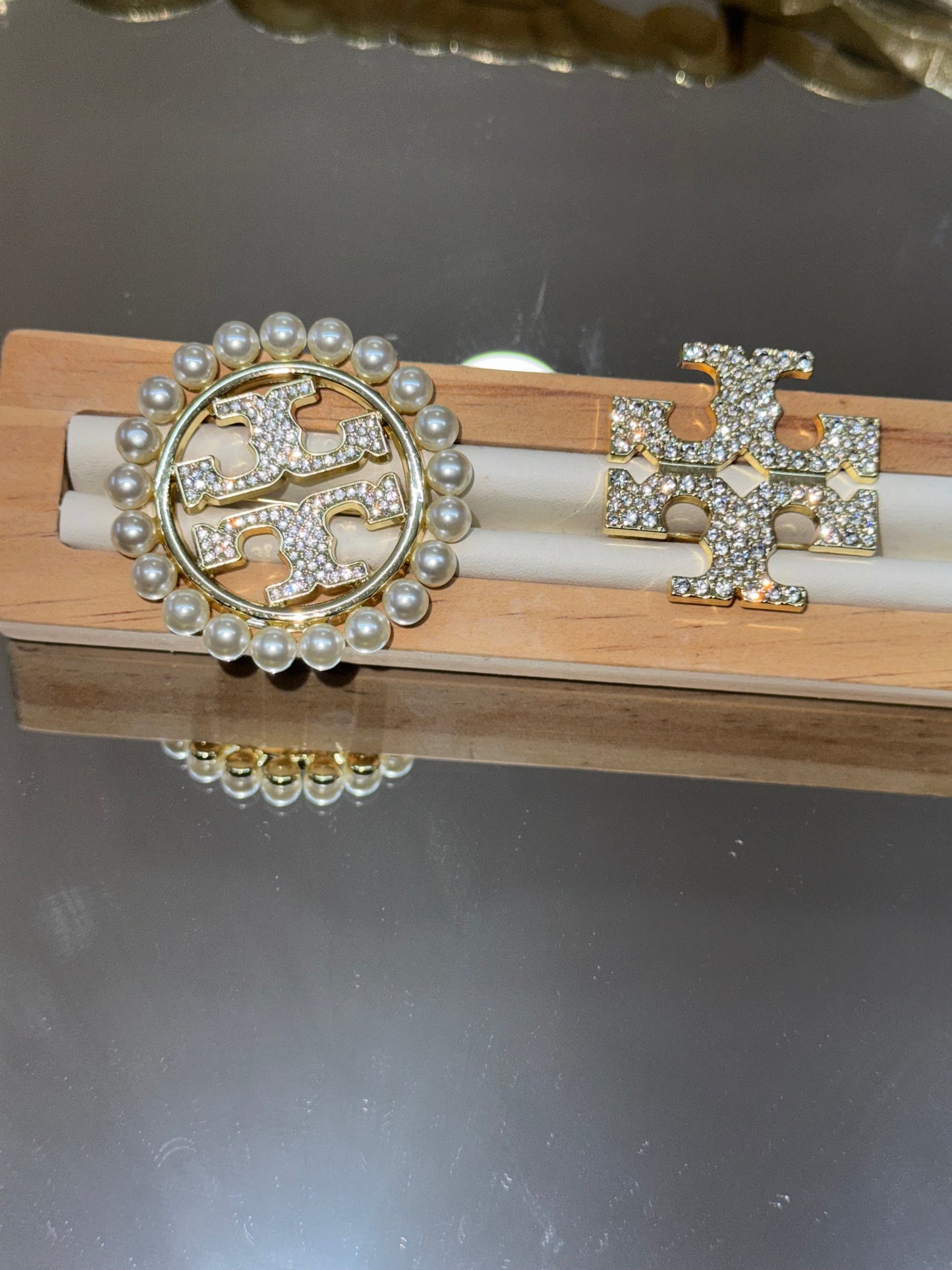 Brooch t