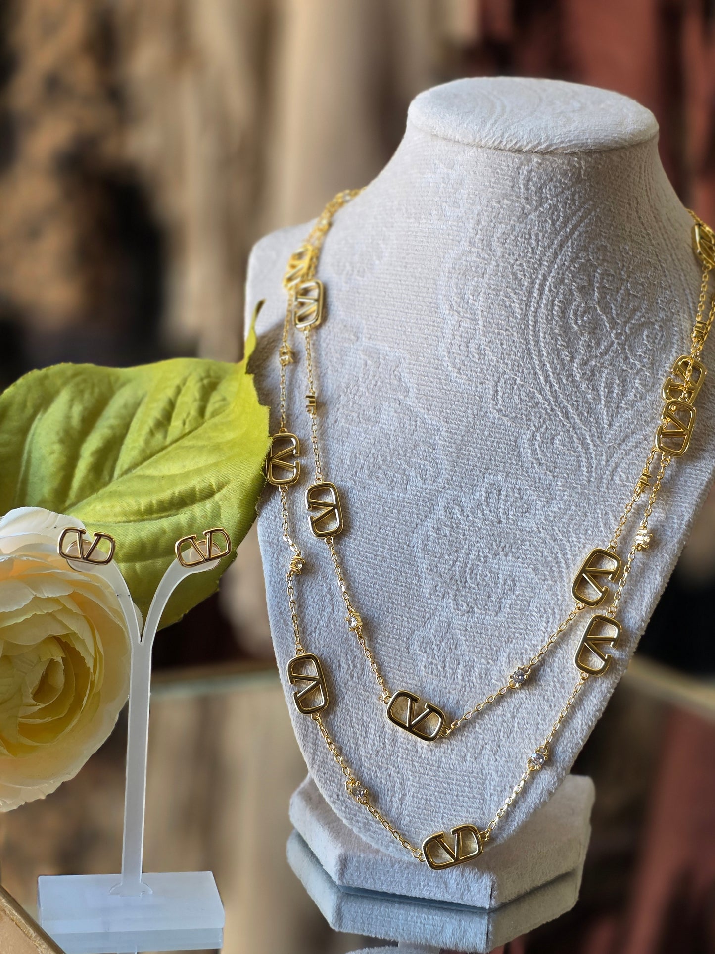 V gold necklaces and earings