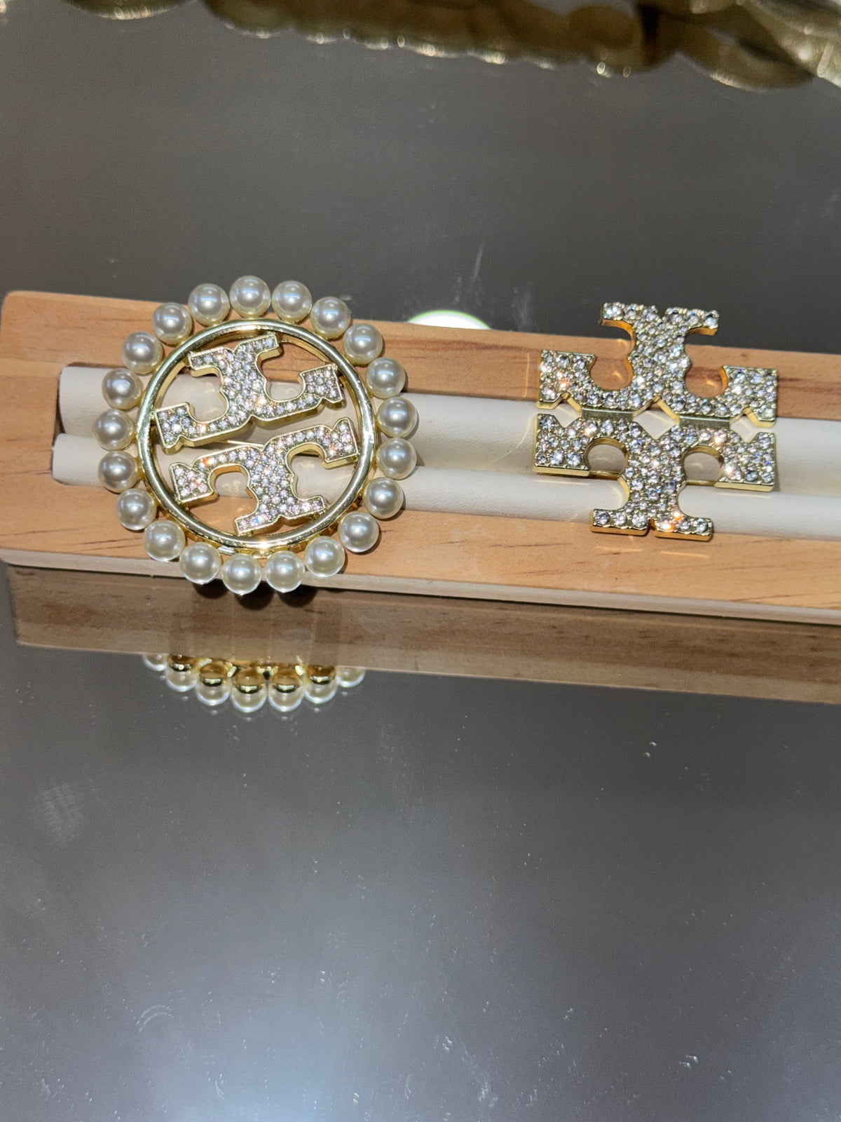 Brooch t