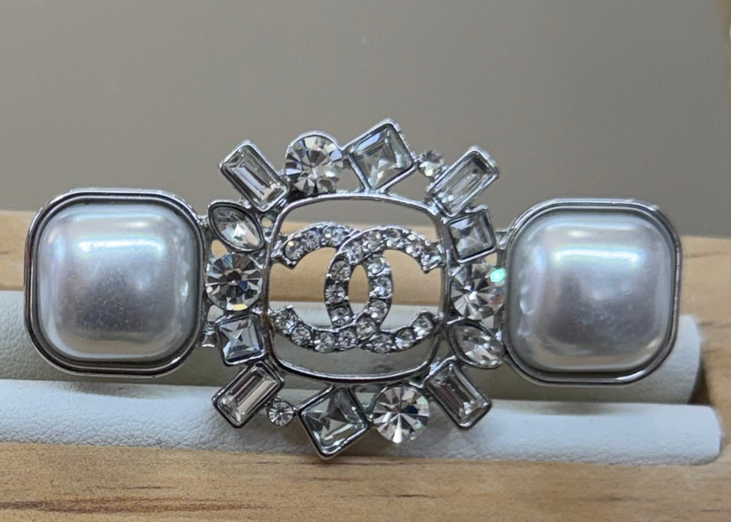 Brooch cc
