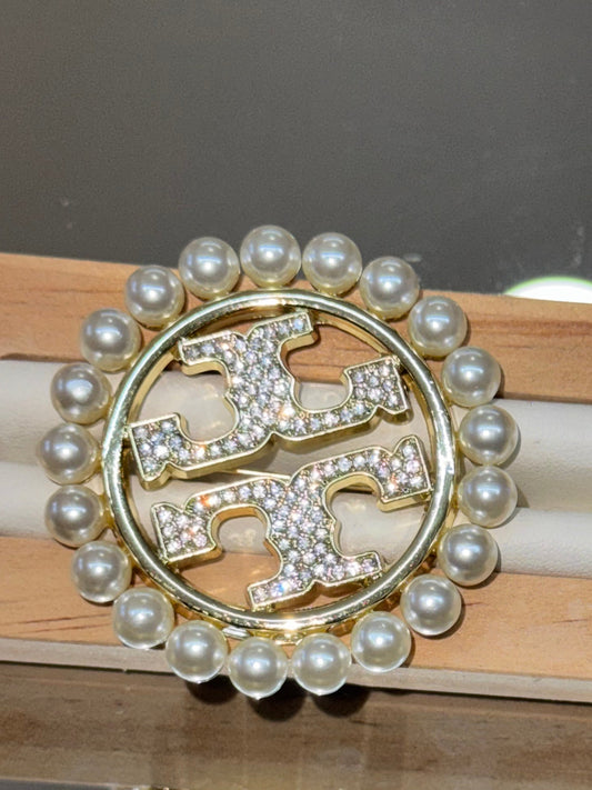 Brooch t