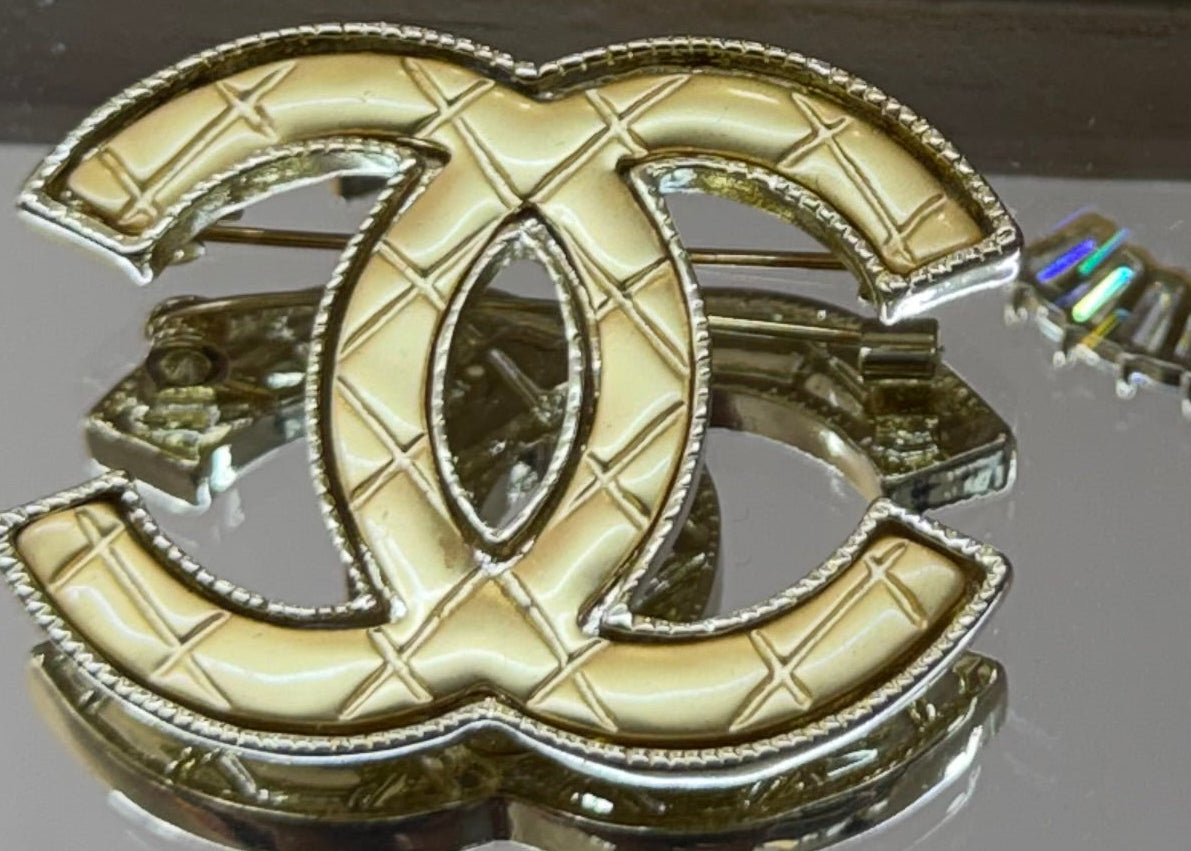 Brooch cc