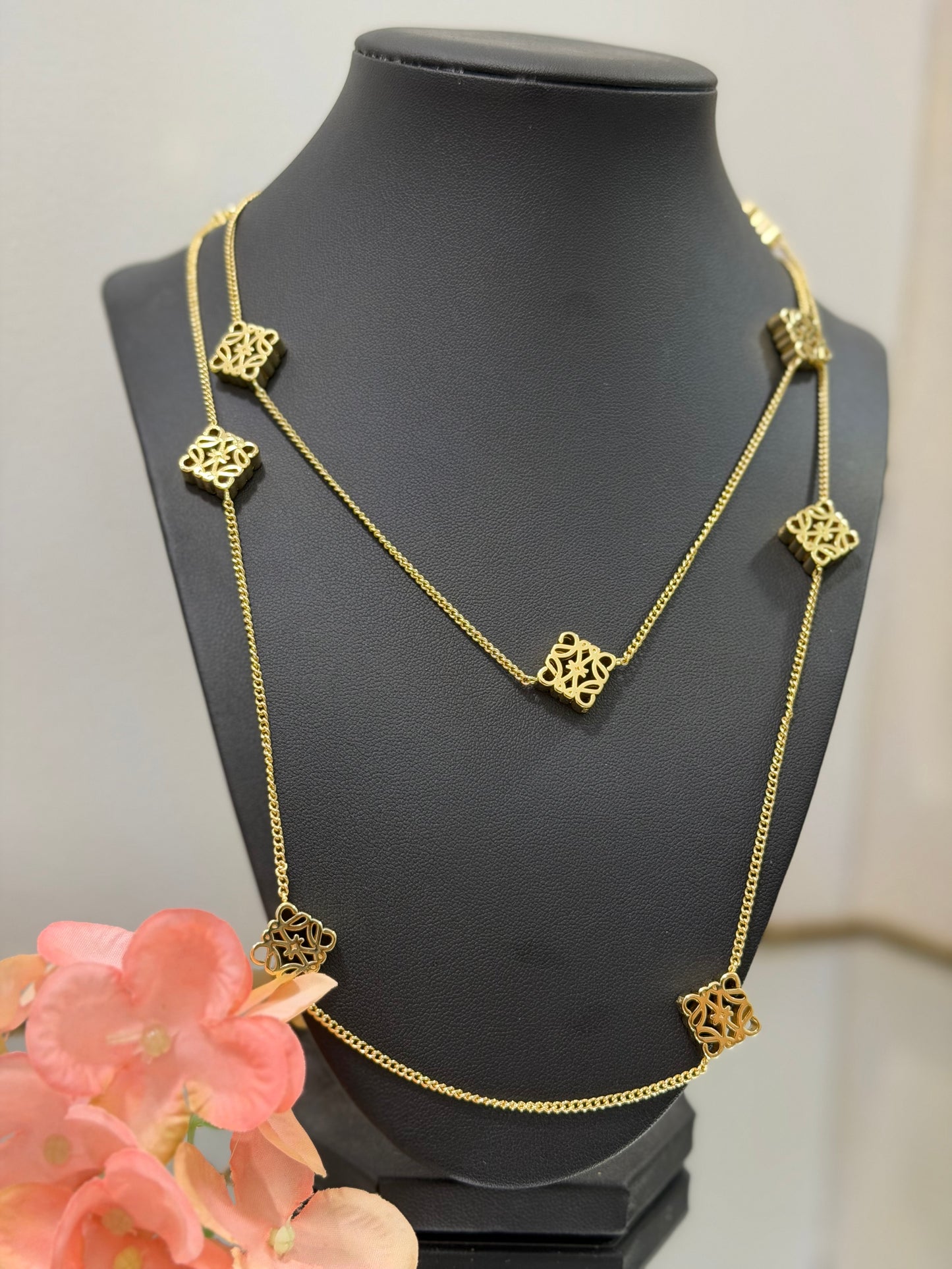 Love necklace gold