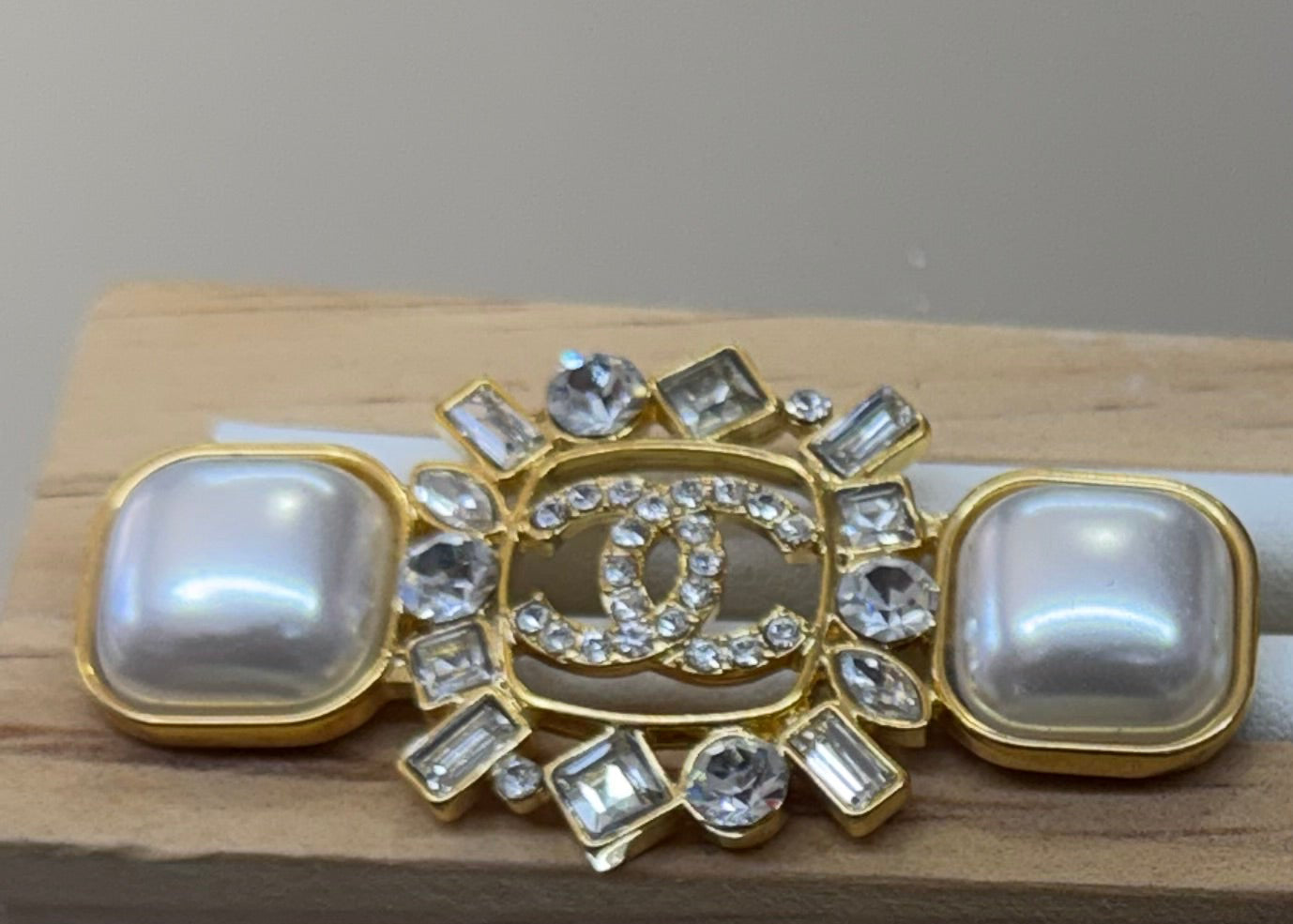 Brooch cc