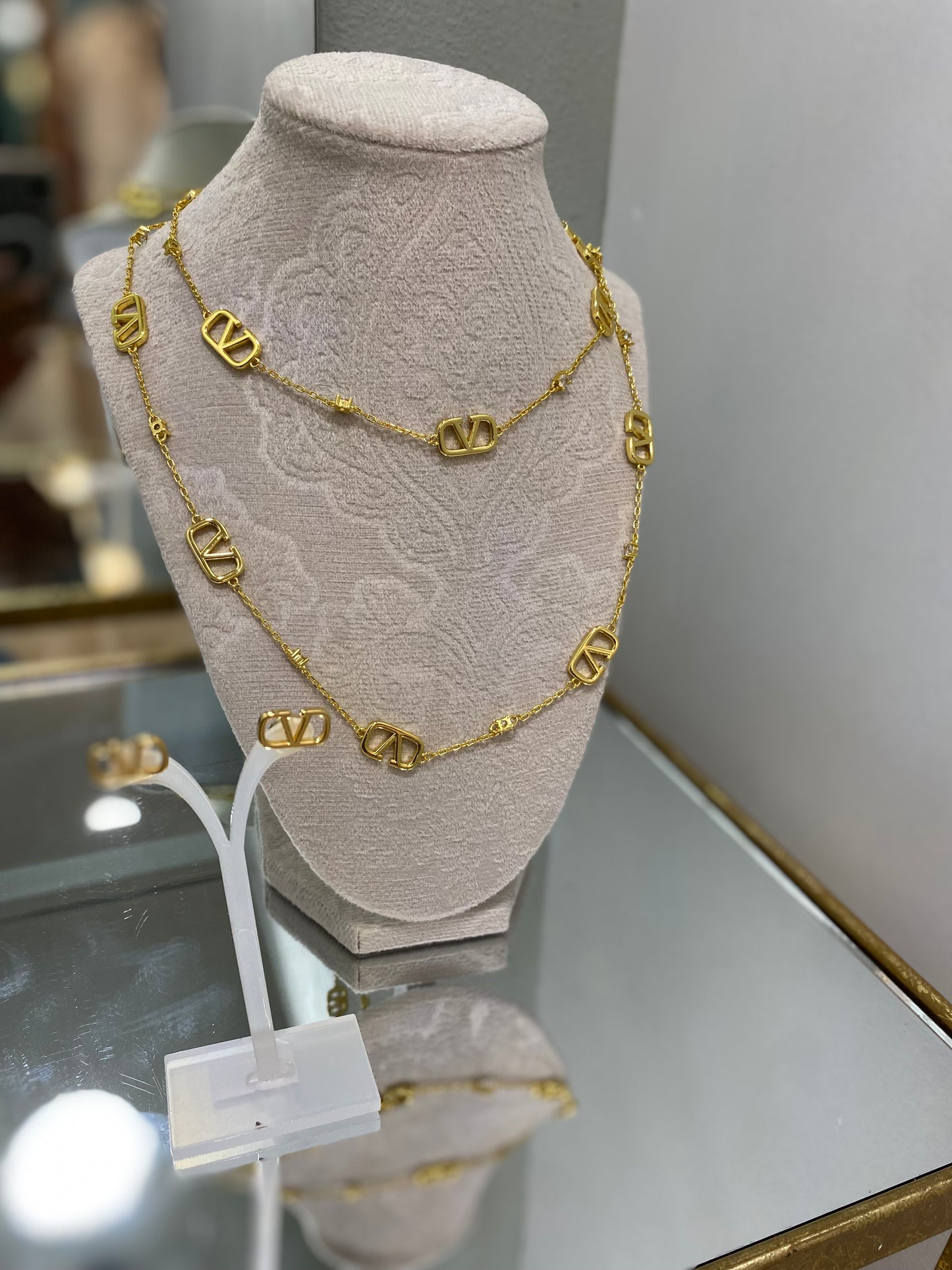 V gold necklaces and earings