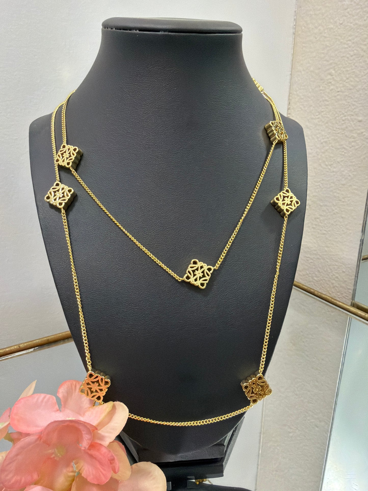 Love necklace gold