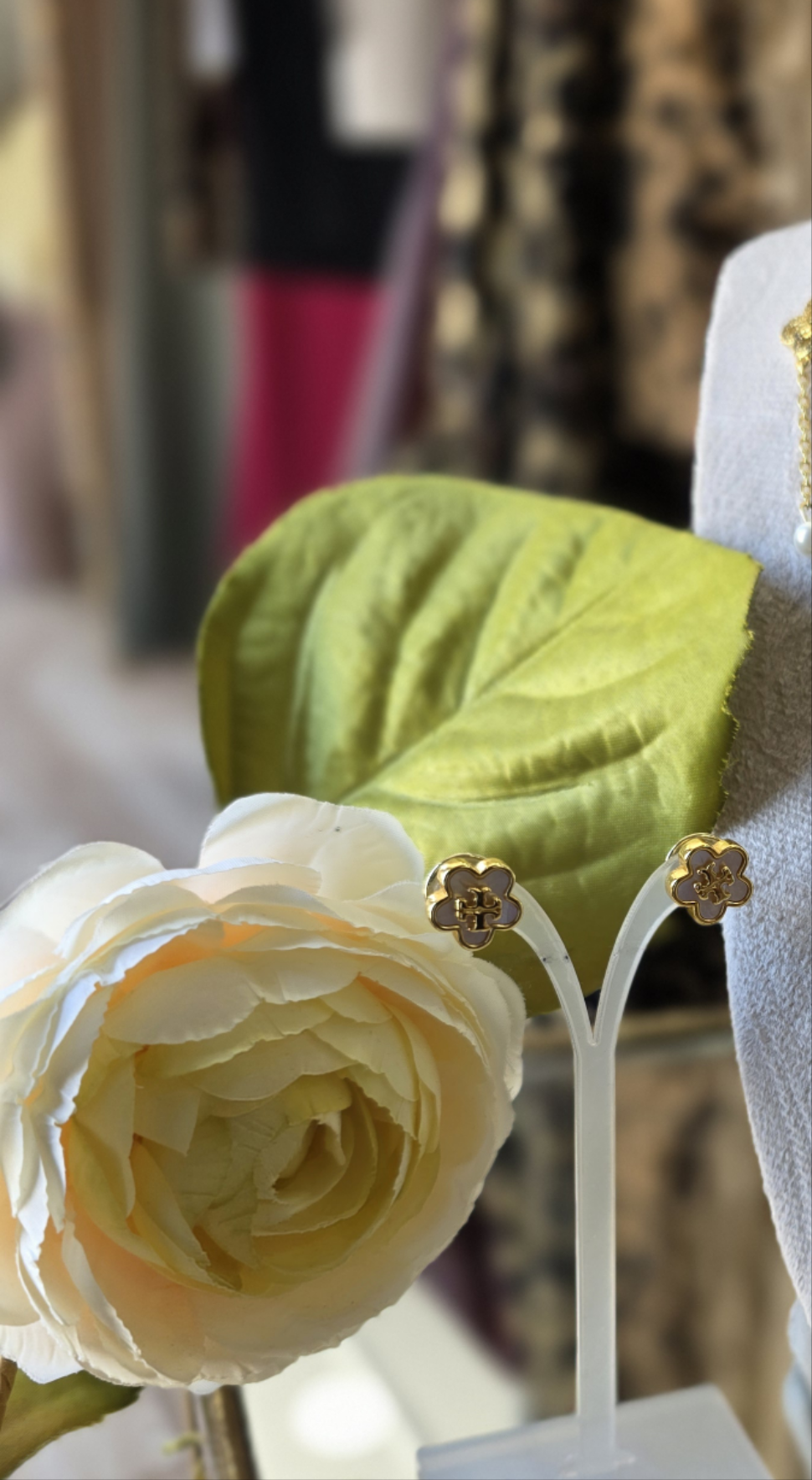T necklace,earing,bracelet