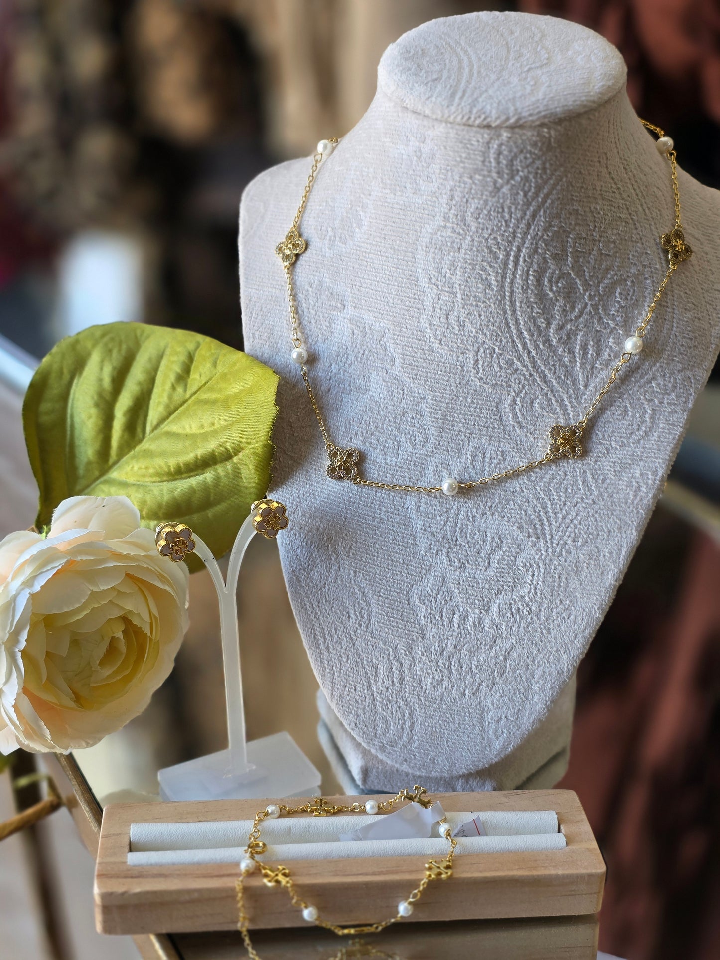 T necklace,earing,bracelet