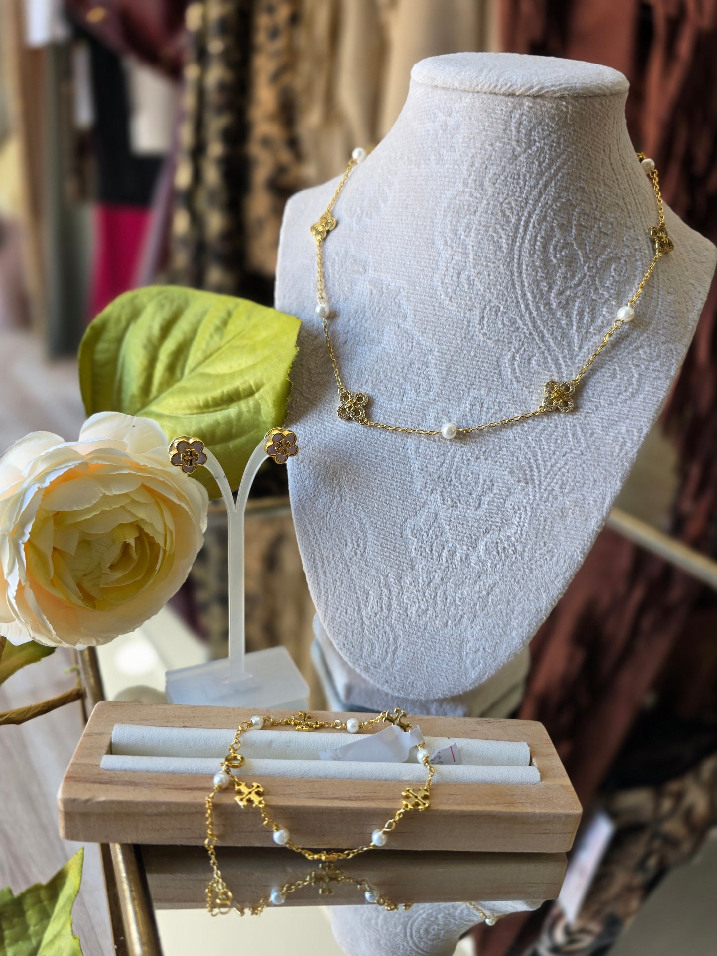 T necklace,earing,bracelet